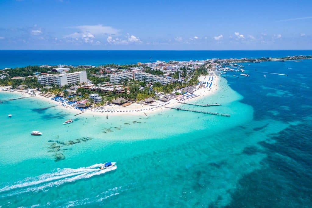 Isla Mujeres ve llegar por primera vez el sargazo a su playa más popular
