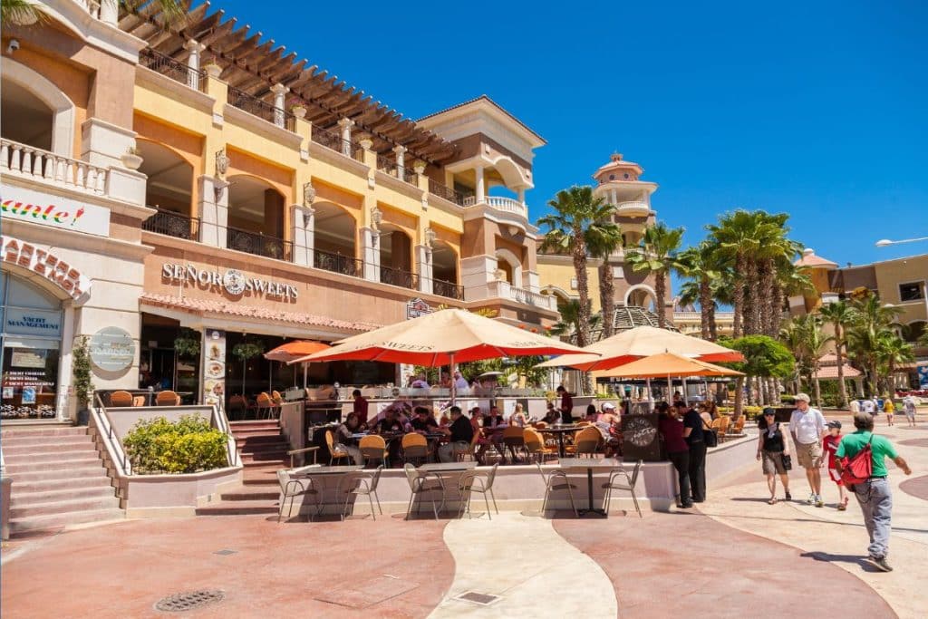 turistas paseando por Cabo San Lucas