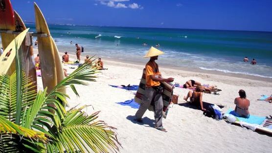 Bali recurre a hoteles y trabajadores del sector turístico para educar a los turistas indisciplinados