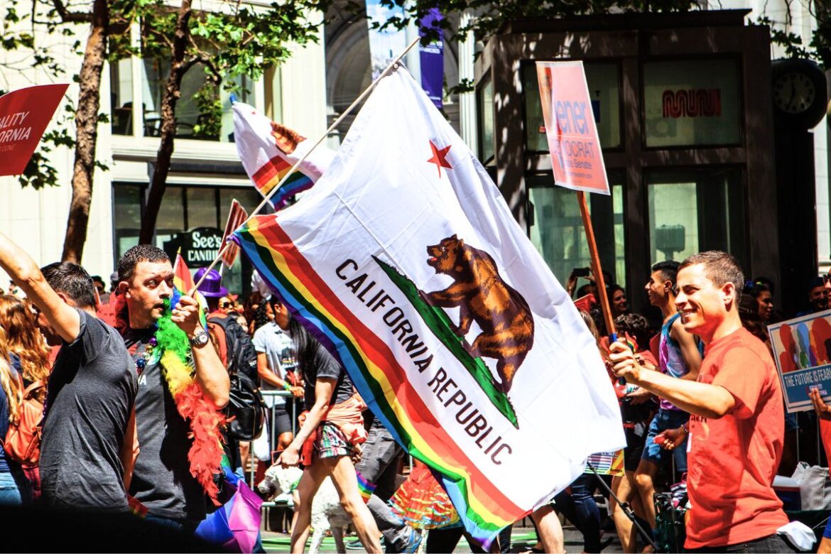 California amplía la prohibición de viajar a otros tres estados en respuesta a sus nuevas leyes anti-LGBTQ+.