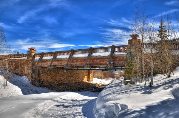 En Snowmass, el turismo de invierno termina fuerte mientras el verano cae