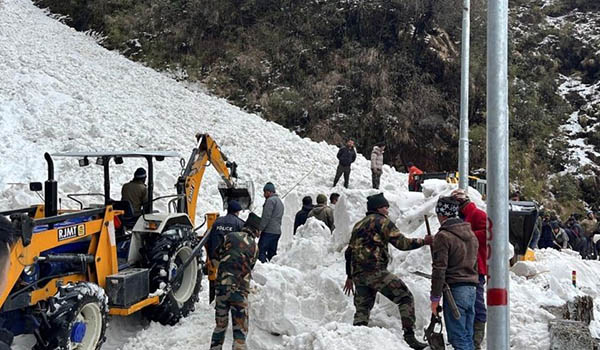 Mueren 7 turistas y se teme que varios queden atrapados tras una avalancha en el Nathu La de Sikkim