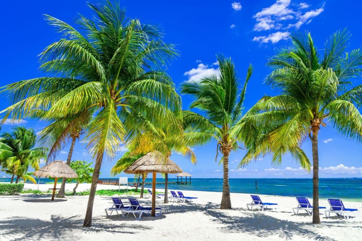 La nueva oleada estival de 150.000 visitantes semanales azota esta zona turística mexicana