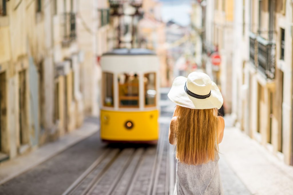 Mujer viajando por Lisboa, Portugal