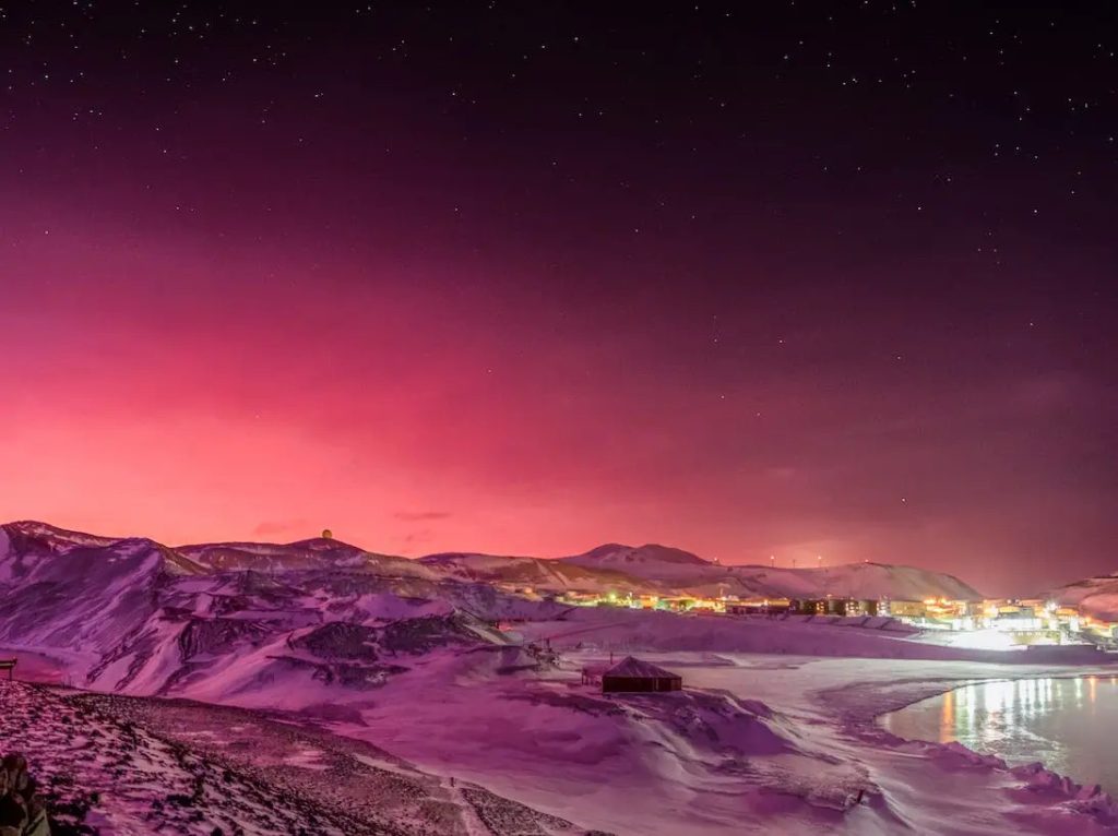 El cielo de la Antártida se tiñe de rosa tras una erupción volcánica