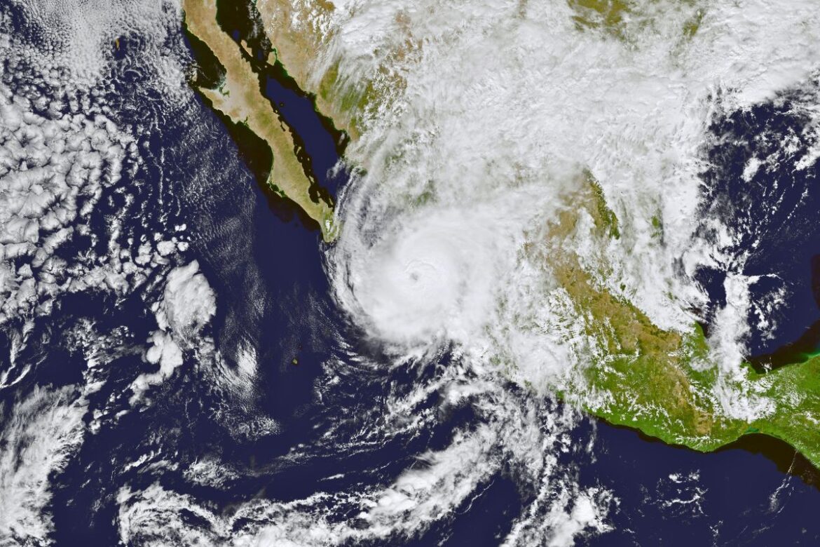 El huracán Otis se intensifica a categoría 5 y golpea la costa de México