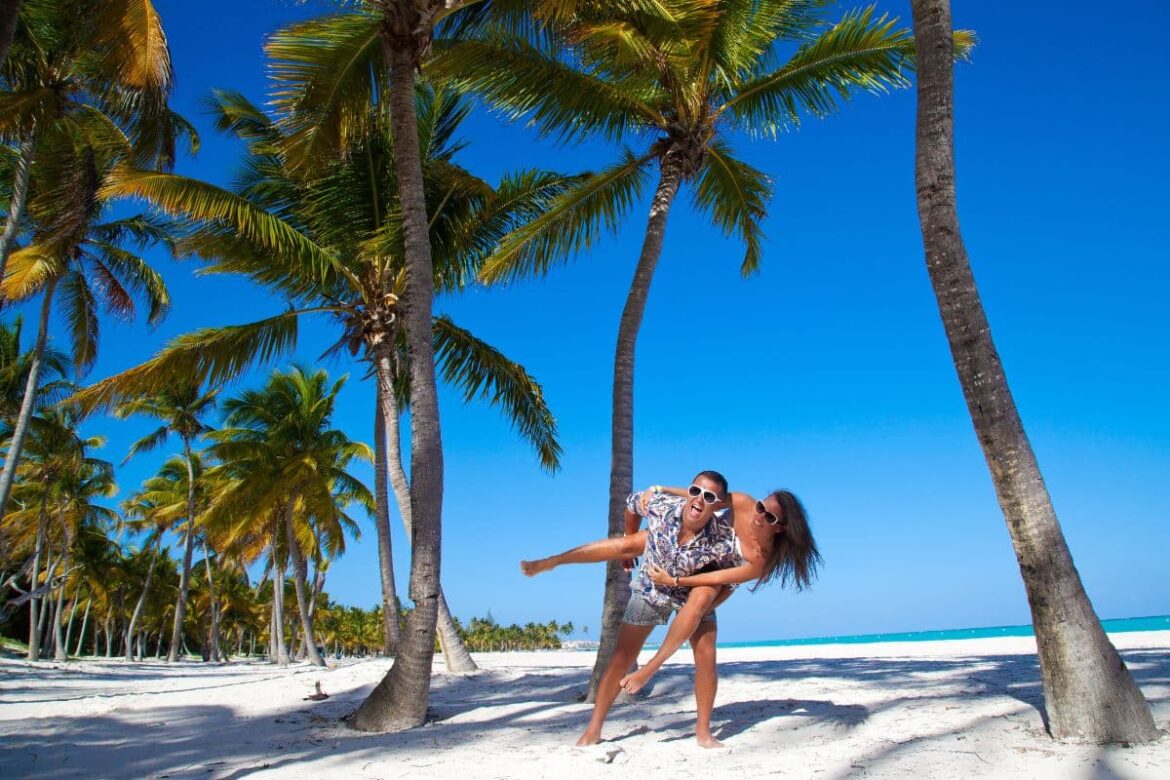 Los turistas siguen acudiendo a esta isla del Caribe
