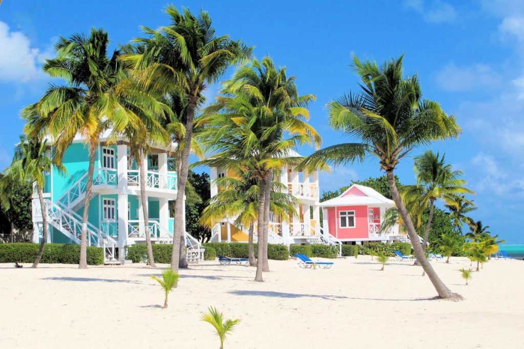 Las Islas Caimán suspenden las pruebas de COVID-19 para los viajeros totalmente vacunados a partir del 30 de junio